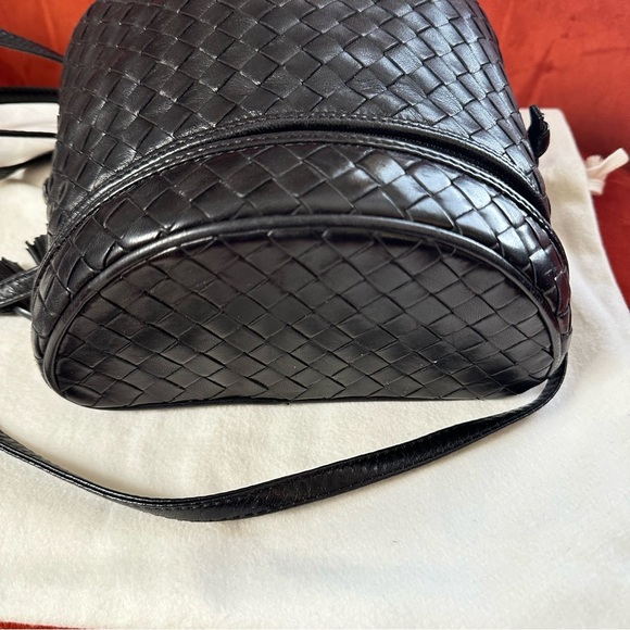 Vintage Bottega Veneta Black Leather Shoulder Crossbody with Woven Design - Picture 6 of 16